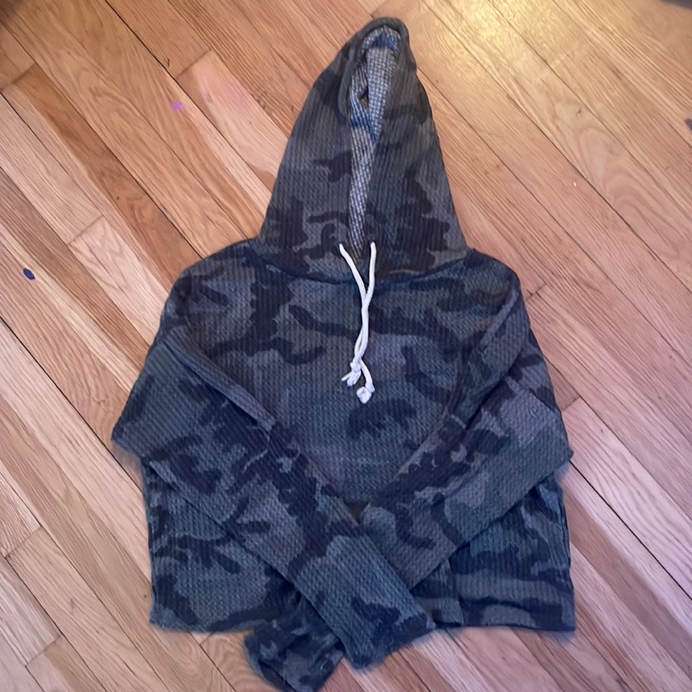 s cropped hoodie - caution to the wind - camo - lightly used - great condition